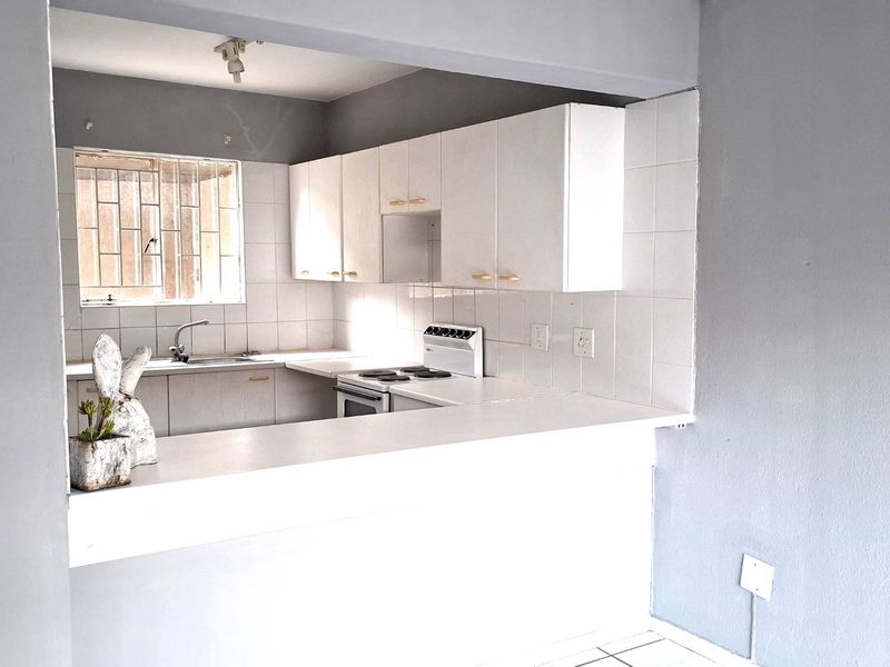 SPACIOUS GROUND FLOOR UNIT CLOSE TO ALL AMENITIES - Photo 8