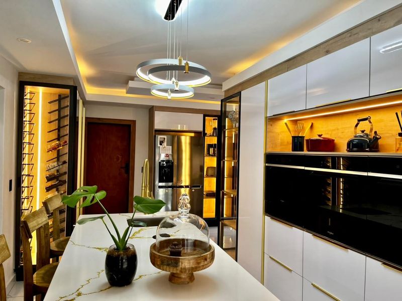 Luxurious 4-Bedroom House in Willow Acres Estate - Photo 4