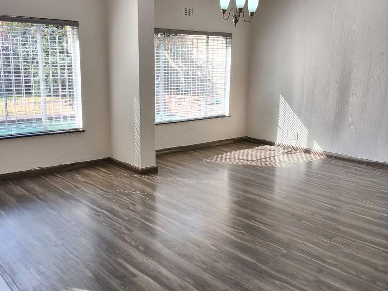 Spacious 3 Bedroom Duplex to rent in Bryanston West - Photo 9
