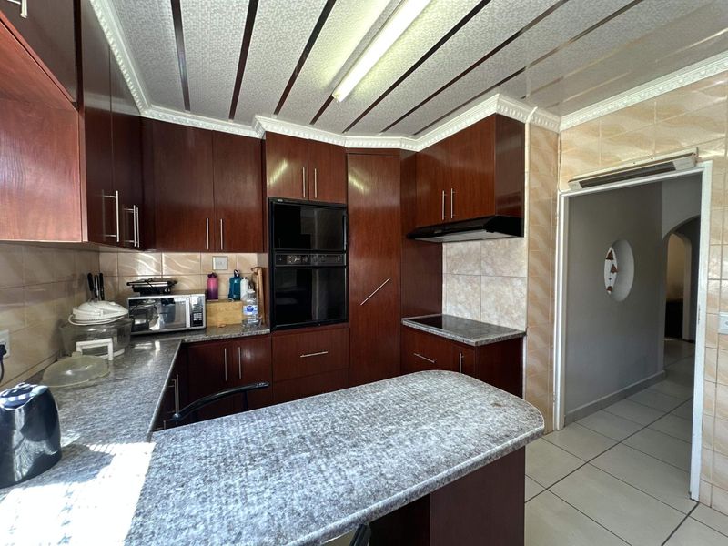 Spacious Family Home in A Cul-De-Sac - Photo 3