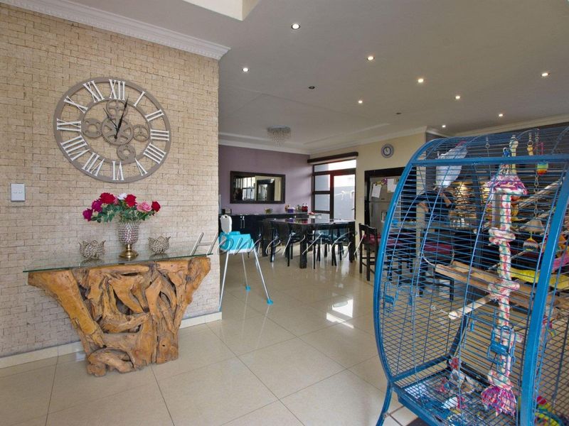 Fairway Estate, Walvis Bay:  Upmarket 5 Bedr Home is for Sale - Photo 3