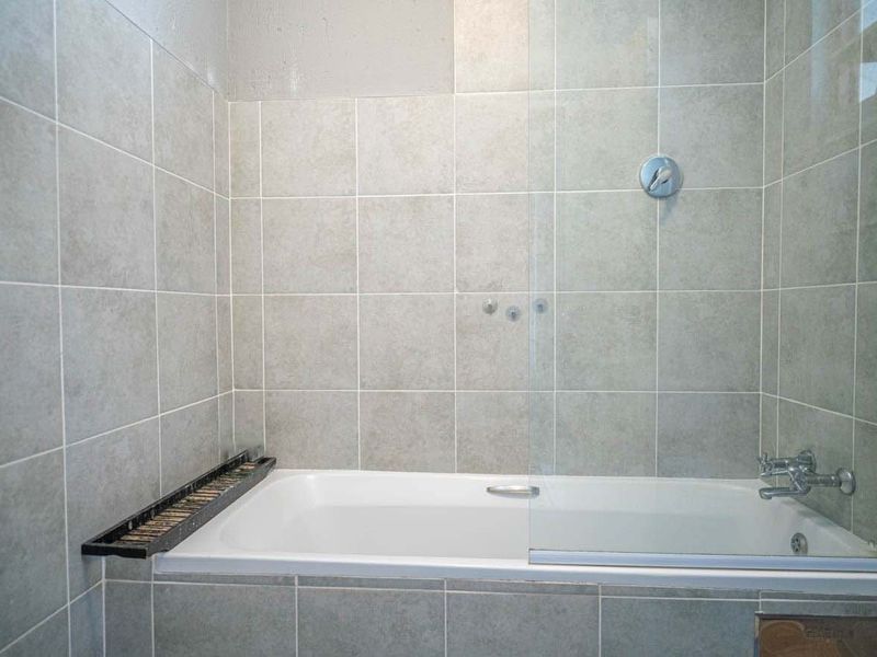 Top Floor 2 Bed Apartment with Balcony - Photo 7
