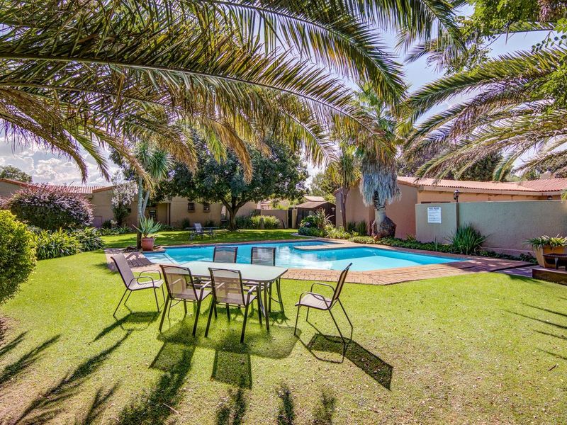 SUN FILLED SIMPLEX in desirable LORDS WEST COMPLEX! - Photo 2