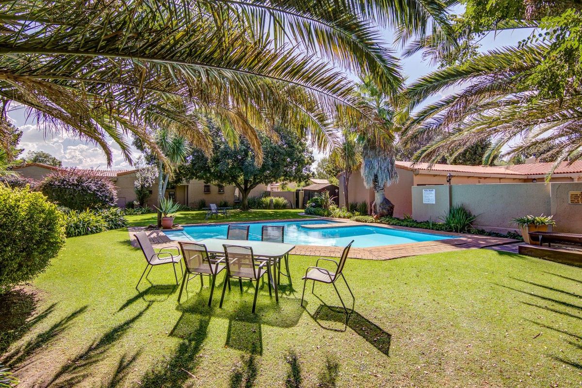 SUN FILLED SIMPLEX in desirable LORDS WEST COMPLEX! - Photo 2