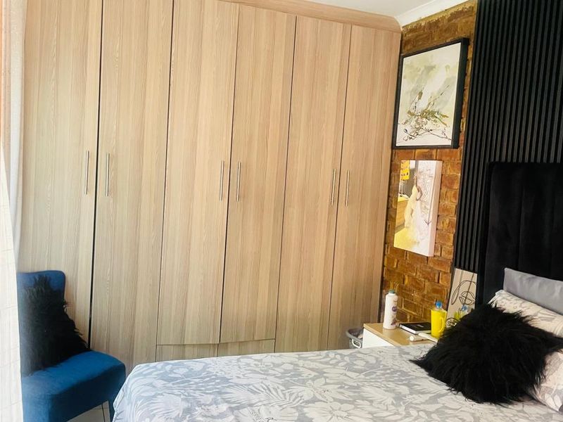 Simplex Townhouse For Sale - Photo 8