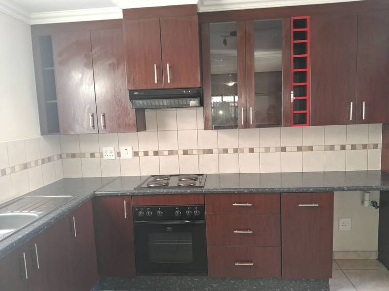 Beautiful Townhouse for Sale in Fairways Complex - Walvis Bay - Photo 10