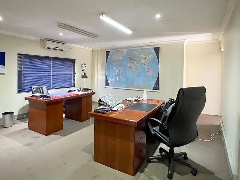 INDUSTRIAL MANUFACTURING WAREHOUSE AND OFFICES - Photo 9