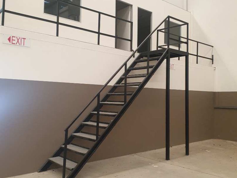 NEAT LINK FRIENDLY WAREHOUSE TO LET - Photo 2