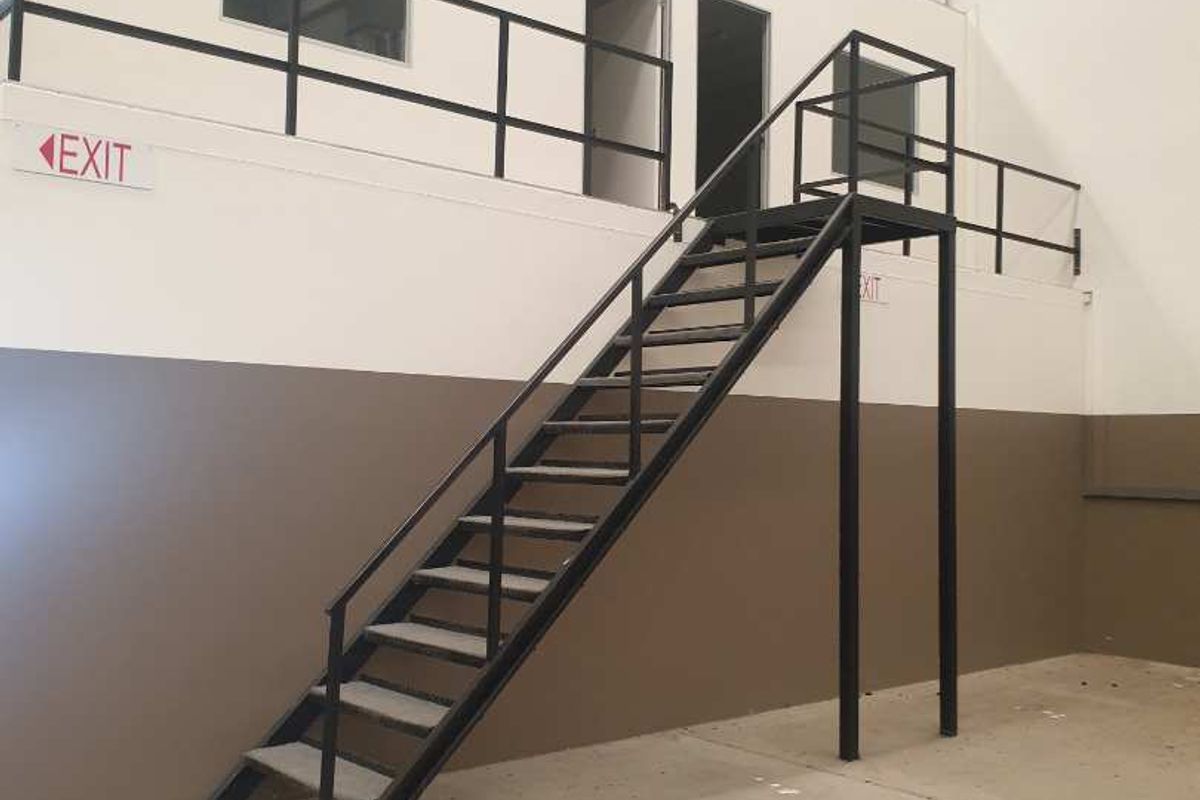 NEAT LINK FRIENDLY WAREHOUSE TO LET - Photo 2