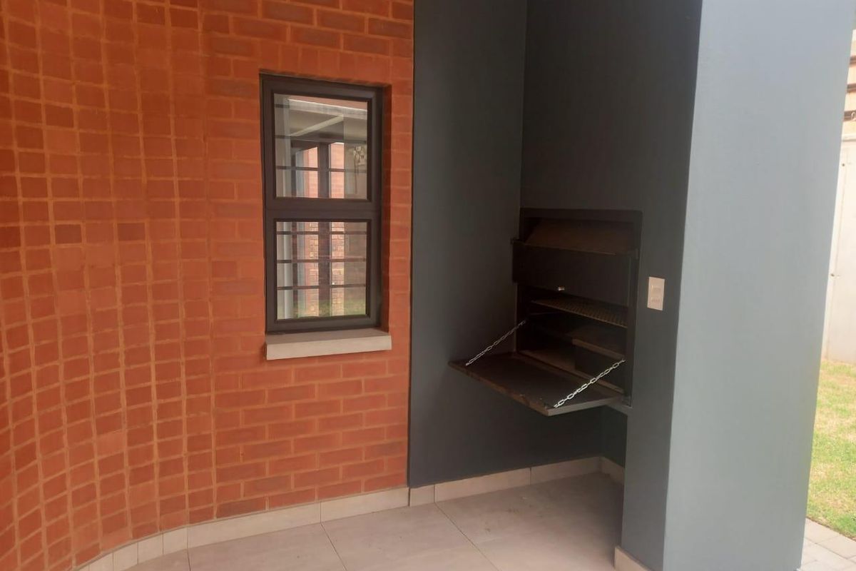 Beautiful 3 Bedroom Cluster in Northriding - Photo 5