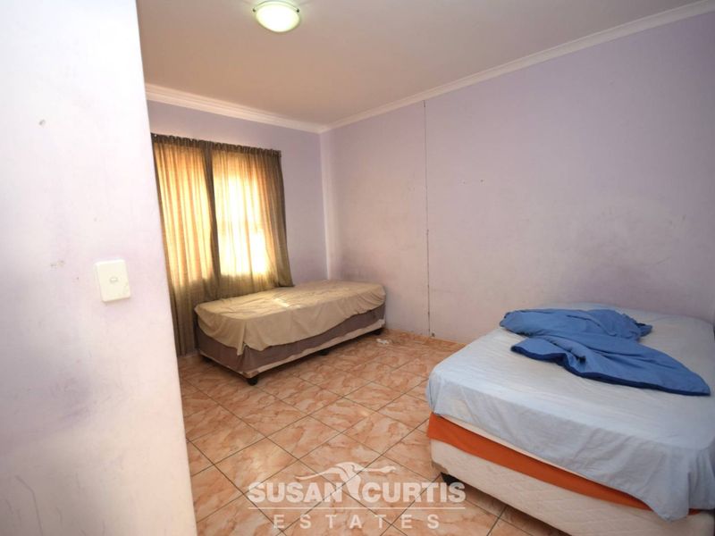 Live & Earn: 3-Bedroom House with Rental Flats! - Photo 8