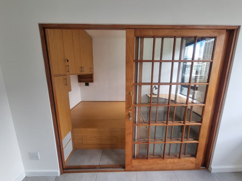 Modernized Semi-Furnished Two-Bedroom Apartment To Let in Cape Town City Centre - Photo 2