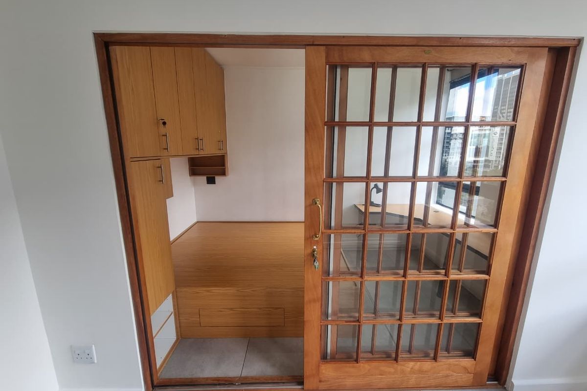 Modernized Semi-Furnished Two-Bedroom Apartment To Let in Cape Town City Centre - Photo 2