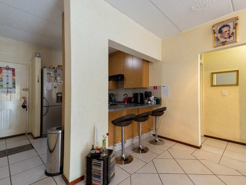 ESCAPE TO TRANQUILITY: YOUR DREAM 2 BEDROOM GAREDEN APARTMENT IN SUNNINGHILL’S VIA VERCELLI ESTATE - Photo 6