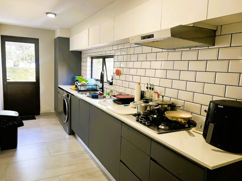 Modern Contemporary Living with Everyday Convenience - Photo 9