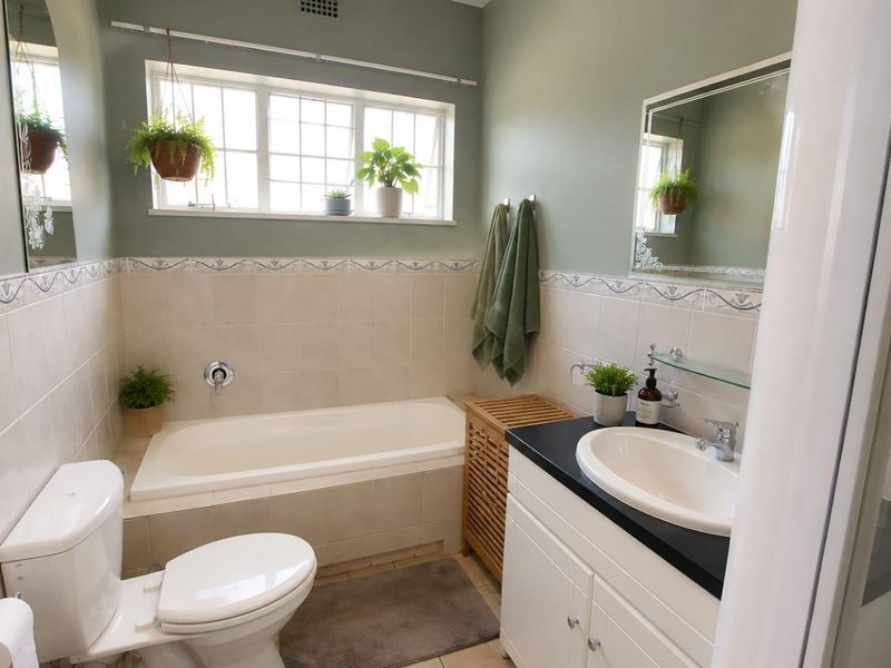 Family-Friendly Home with 3-bedrooms & spacious yard ! - Photo 9