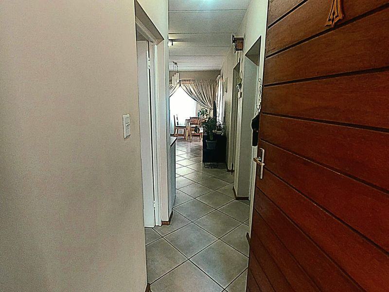 Secure 2-Bedroom Ground Floor Unit with Patio ! - Photo 3