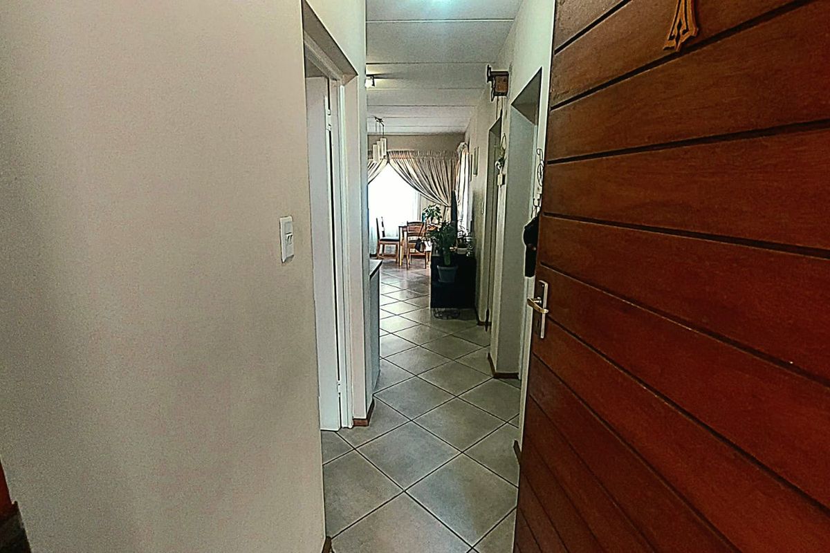 Secure 2-Bedroom Ground Floor Unit with Patio ! - Photo 3