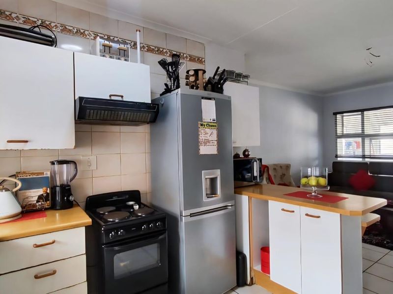 Cozy 2-Bed Apartment with Open Plan & Sunroom Oasis - Photo 2