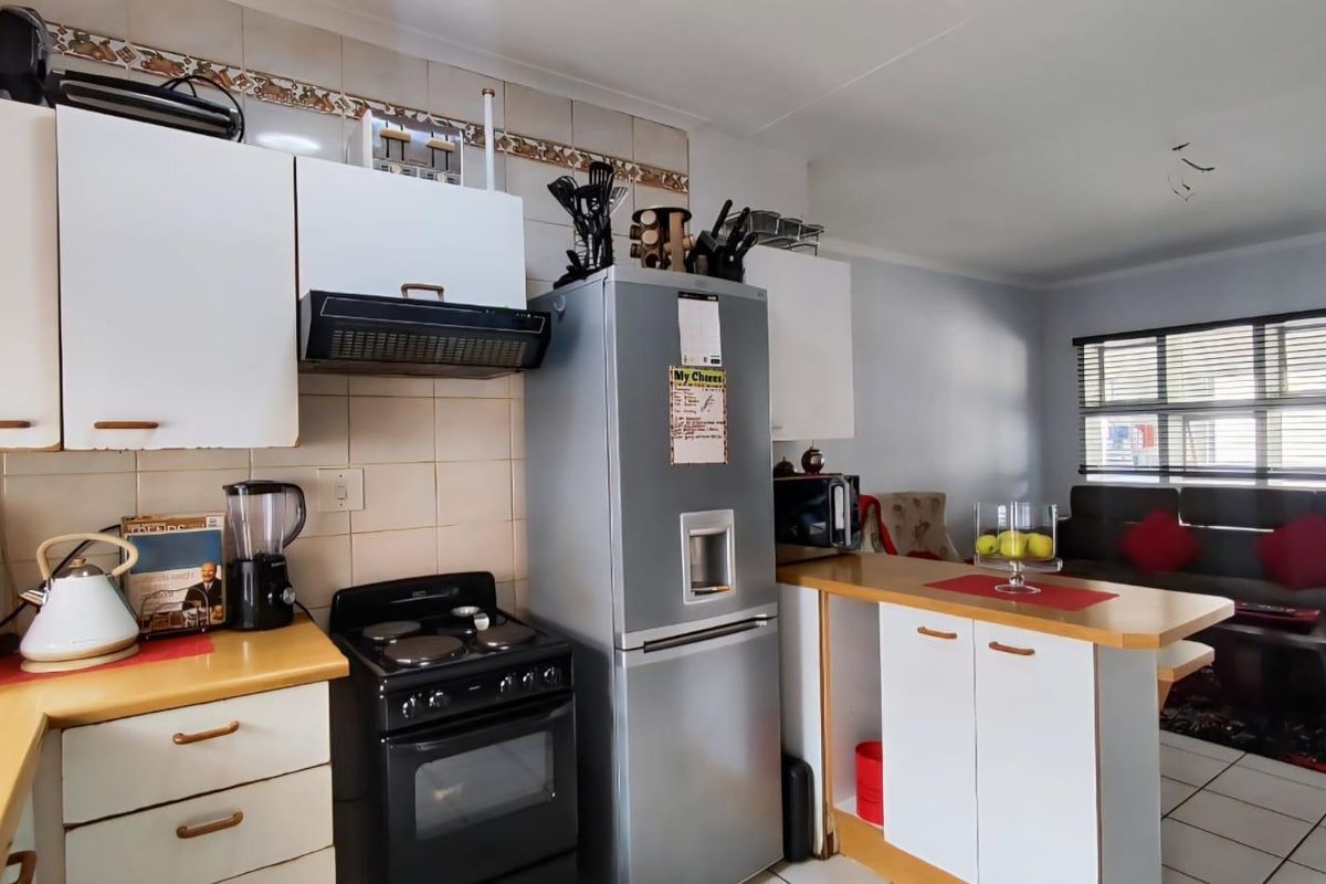 Cozy 2-Bed Apartment with Open Plan & Sunroom Oasis - Photo 2