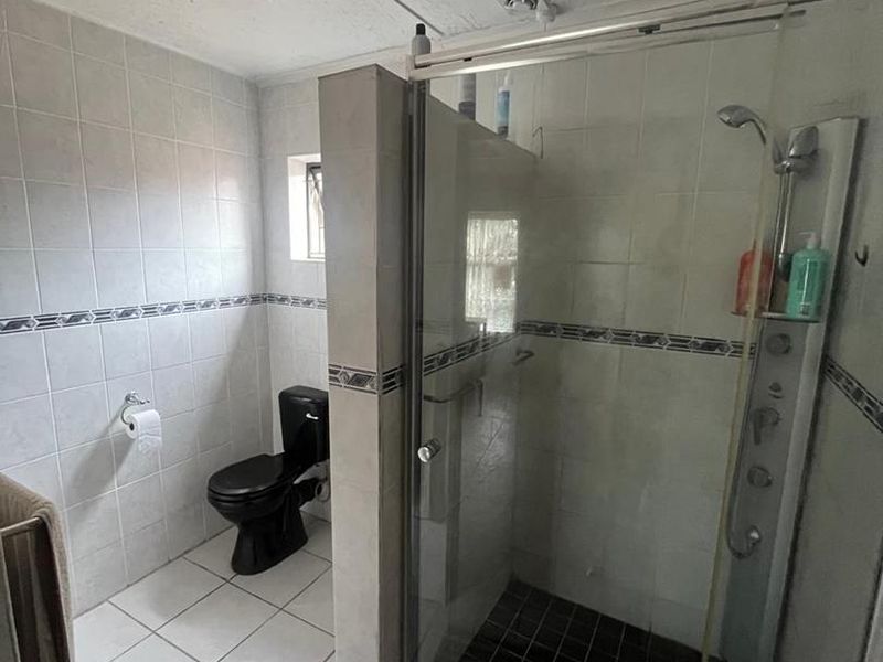 Modern 3 Bedroom House - Photo 10