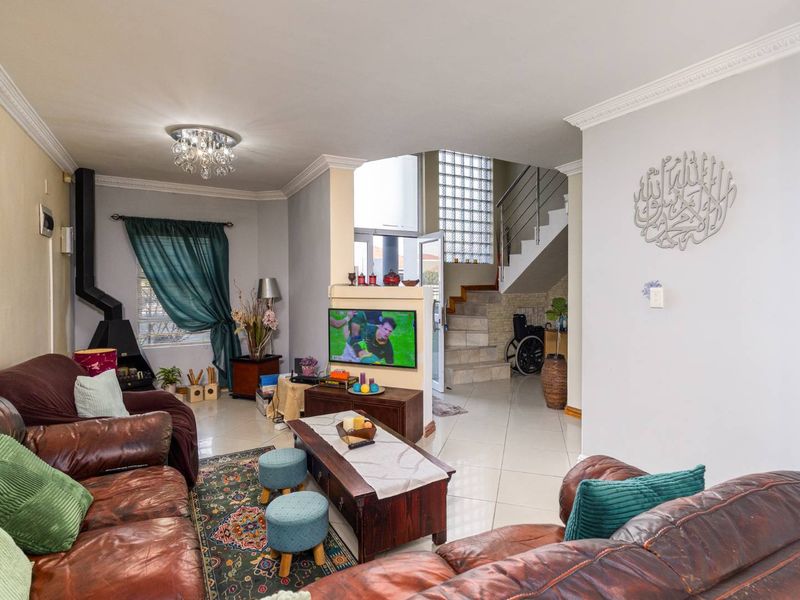 Stylish 4-Bedroom Family Home with Modern Finishes in Prime Kensington - Photo 8