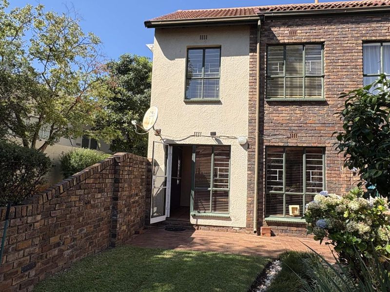 Gorgeous townhouse in well kept complex in Hennopspark! - Photo 3