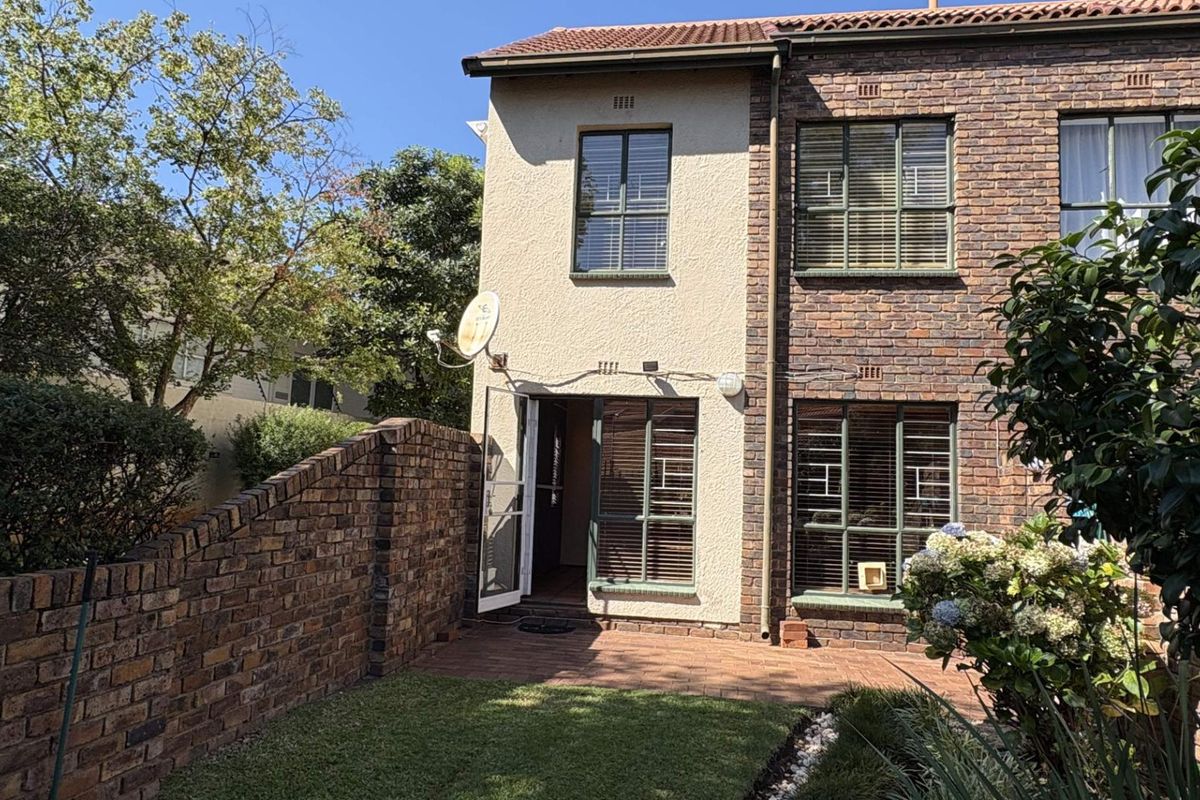 Gorgeous townhouse in well kept complex in Hennopspark! - Photo 3