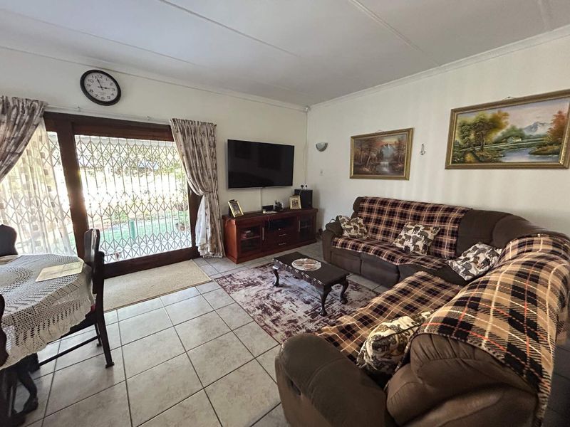 Comfort & Convenience: Large 5-Bedroom Home with Cottage - Photo 5