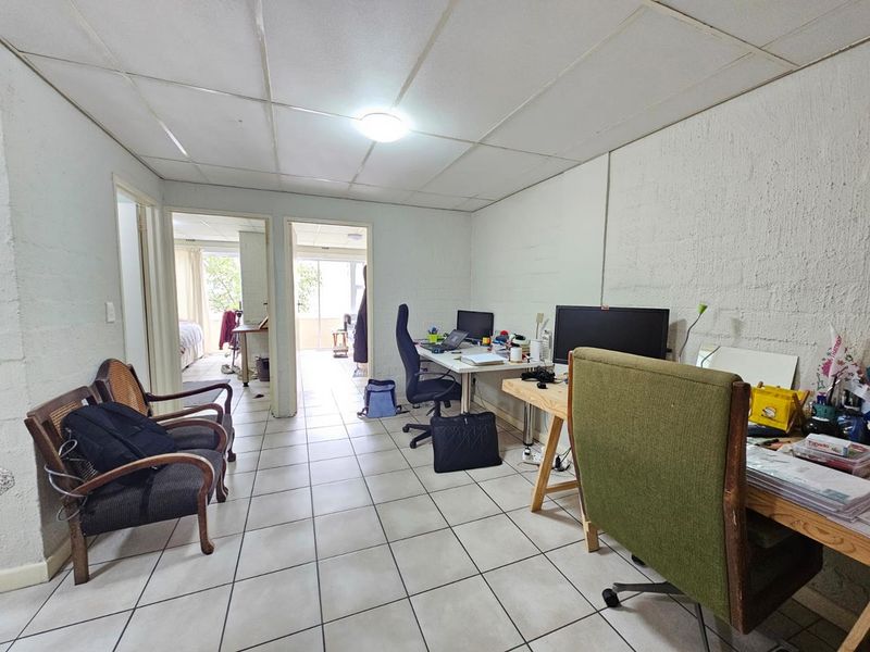 Lovely 2 Bed 1 Bath Apartment open plan living area with kitchenette - Photo 8