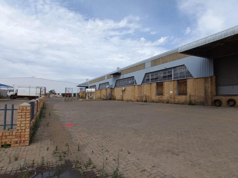 7,727m2 Industrial Warehouse To Let in Meadowdale - Photo 2