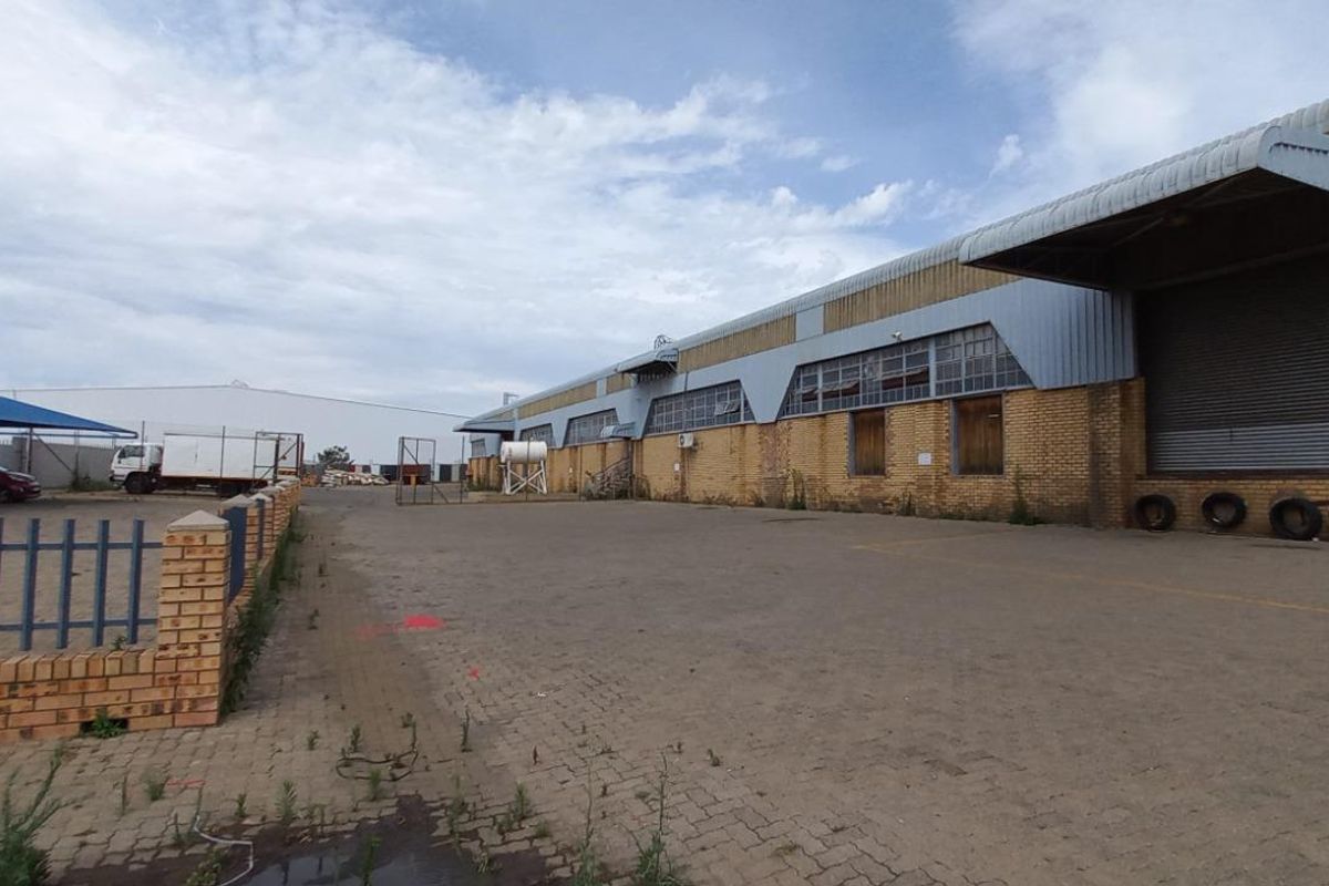 7,727m2 Industrial Warehouse To Let in Meadowdale - Photo 2