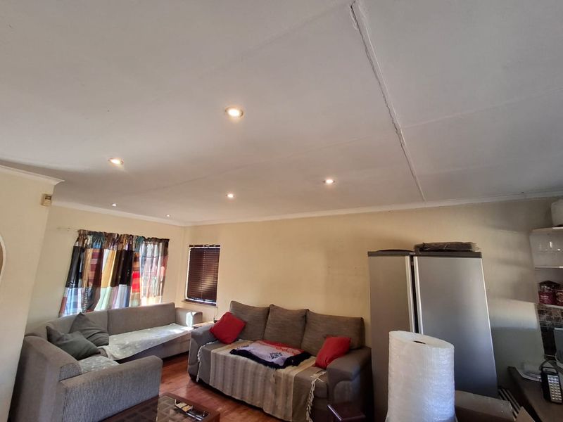 Spacious simplex in sought after complex - Photo 3