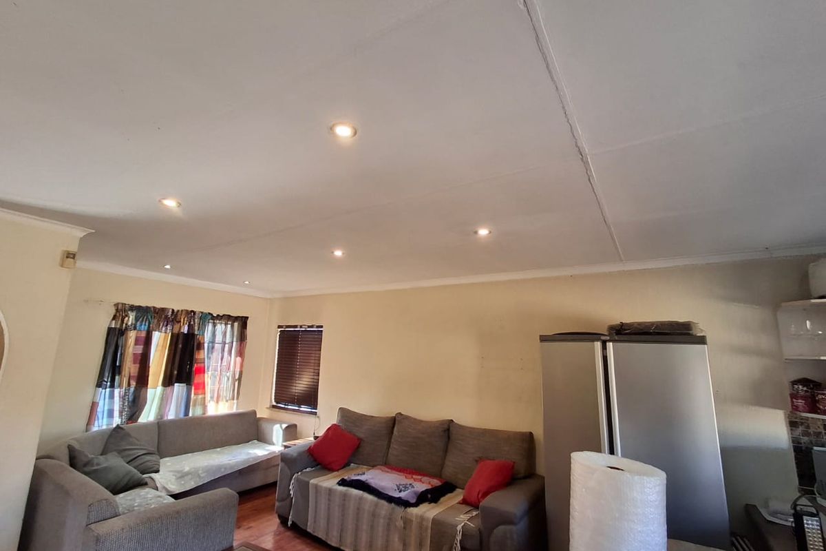 Spacious simplex in sought after complex - Photo 3