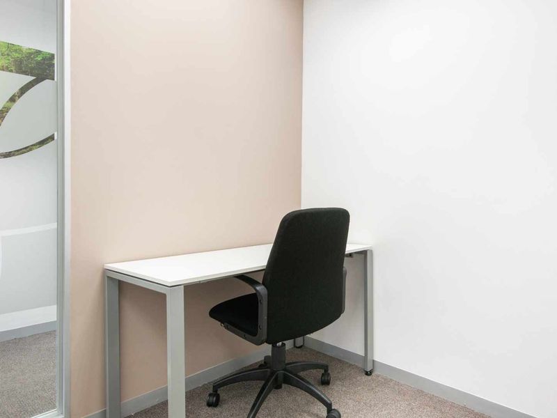Flexible workspace in Regus East London - Photo 6