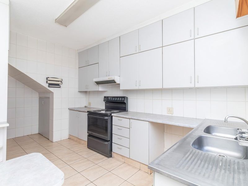 SPACIOUS 3-BEDROOM TOWNHOUSE IN A SECURE COMPLEX. - Photo 4