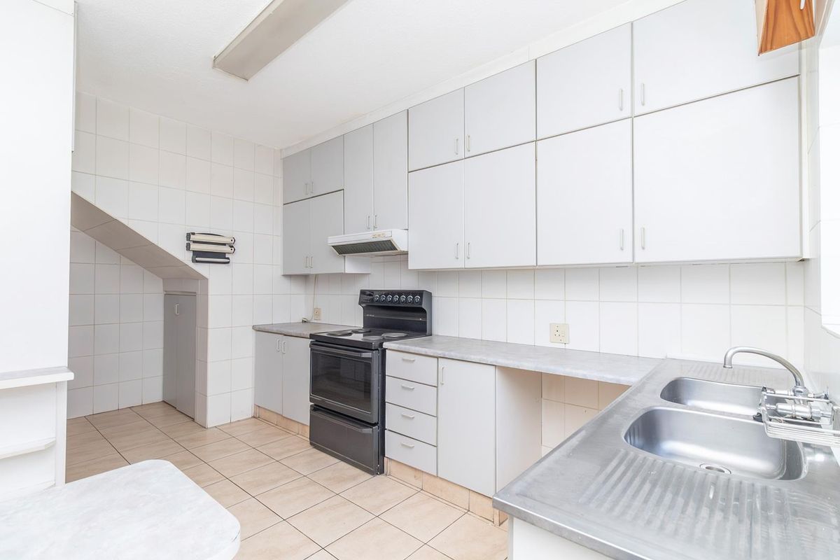 SPACIOUS 3-BEDROOM TOWNHOUSE IN A SECURE COMPLEX. - Photo 4