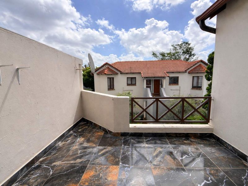 Charming 2-Bedroom Gem: Your Dream Home Awaits! - Photo 3