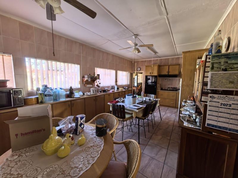 Spacious five bedroom home with flatlet, pool & off-grid features - Photo 4