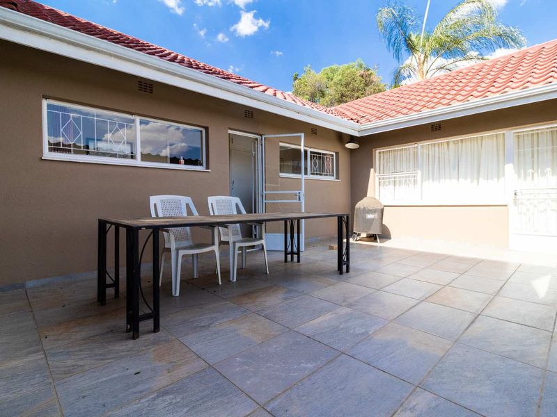 IMMACULATE HOME, NOW A RELOCATION SALE IN GLENVISTA - Photo 7