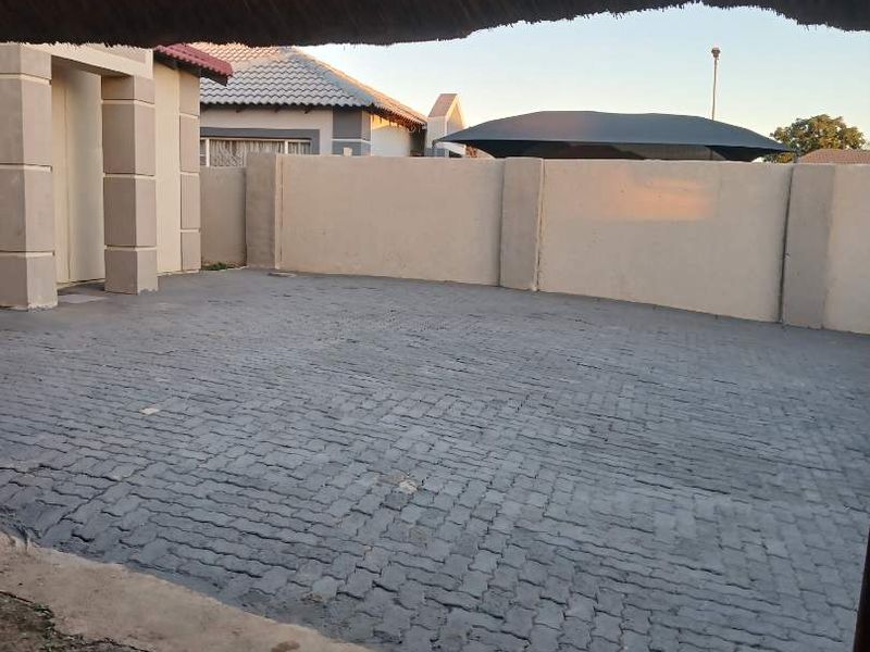 Move- in ready - Photo 2