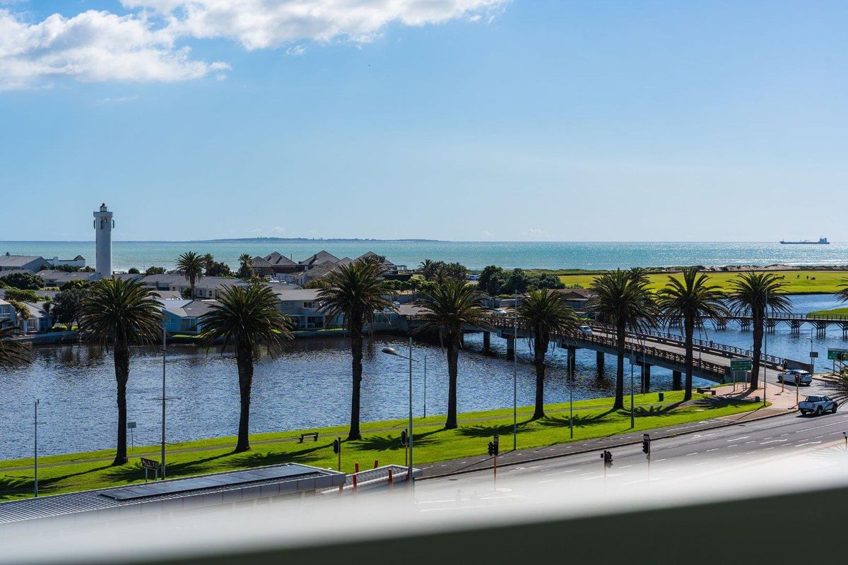 Spacious One Bedroom Apartment With Breathtaking Views - Photo 4