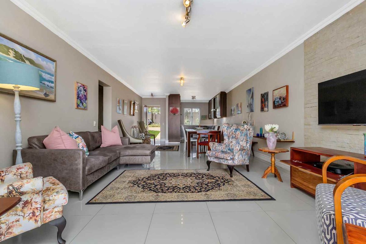 2 BEDROOM GARDEN UNIT SITUATED IN A PERFECT LOCATION - Photo 2