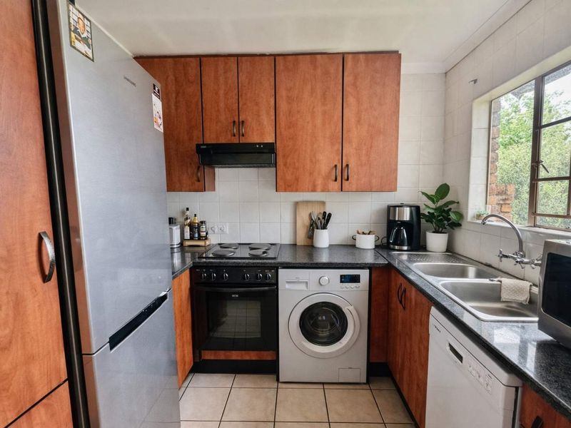 2 Bedroom Top Unit in Willow Park Manor - Photo 5