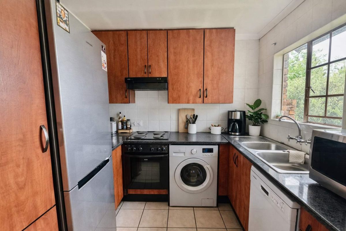 2 Bedroom Top Unit in Willow Park Manor - Photo 5