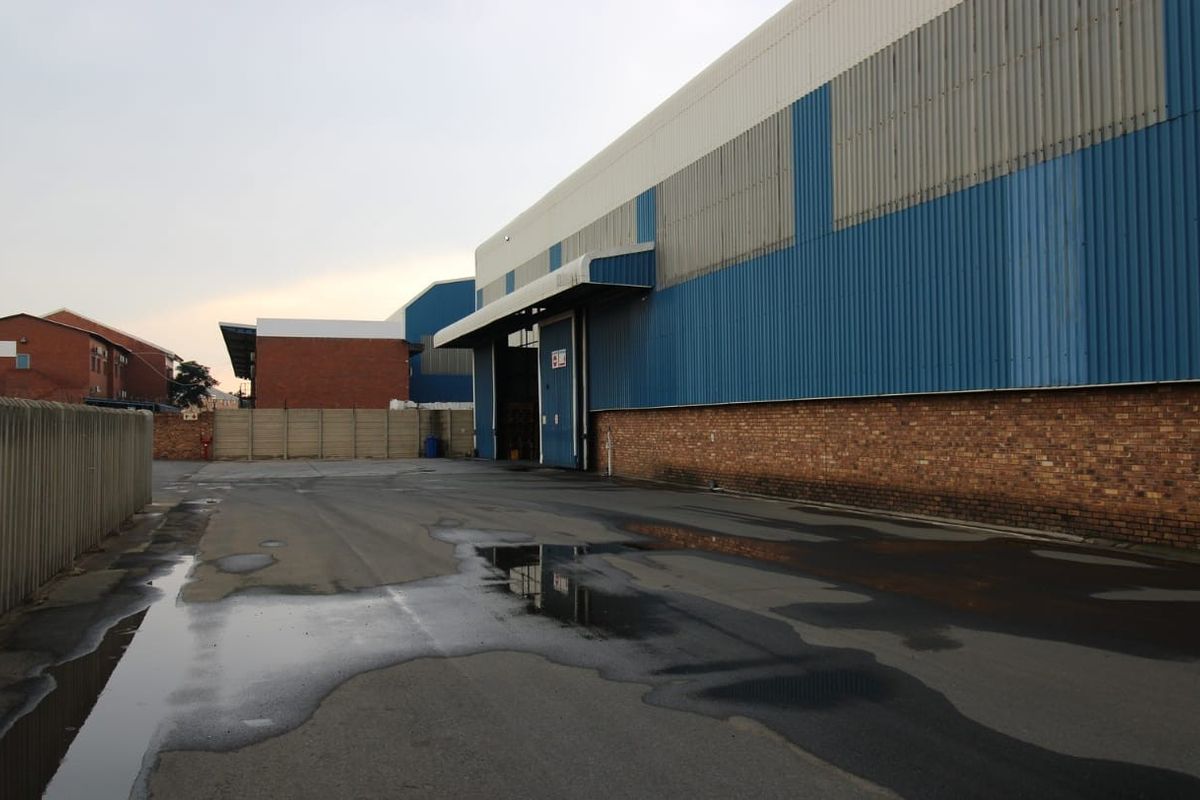 11 100m2 Comet Warehouse and Yard To Let - Photo 2