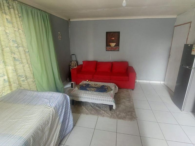 Dual Living Space: Main Home Plus Private Flatlet Included. - Photo 5