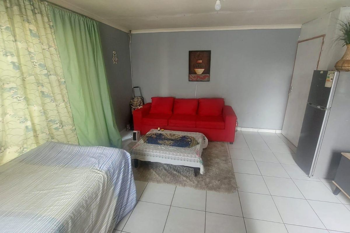 Dual Living Space: Main Home Plus Private Flatlet Included. - Photo 5