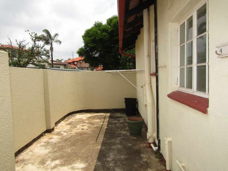 Charming two bedroom life rights home for the elderly. - Photo 9