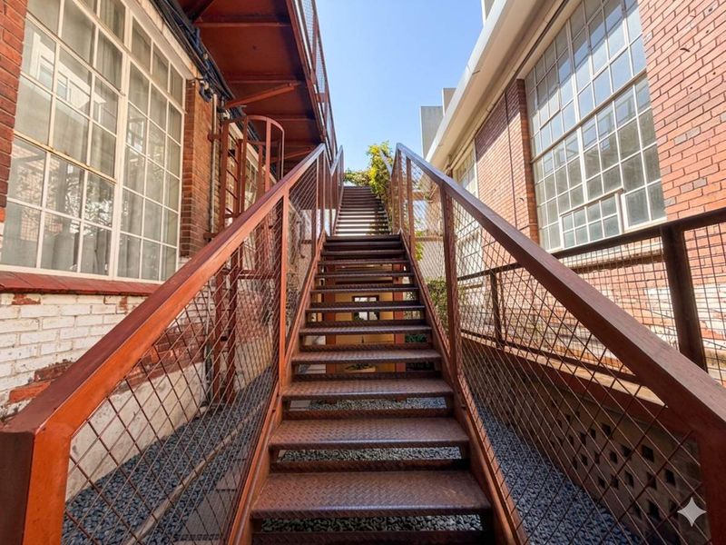 Modern Studio Apartment in the Heart of Maboneng – Ideal for First-Time Buyers or Investors - Photo 2